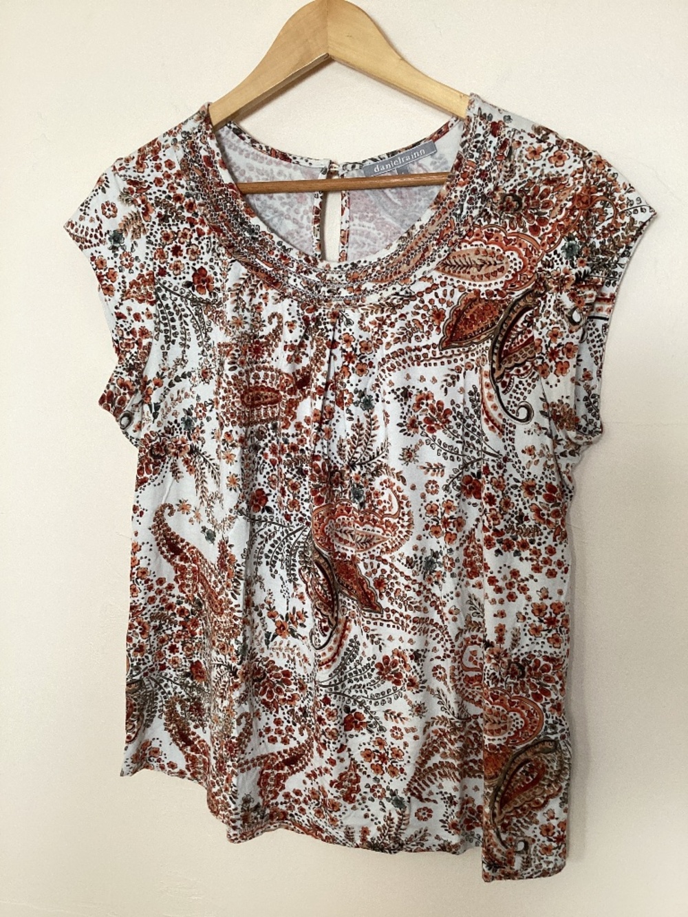 Daniel Rainn L tee paisley cap sleeve rayon keyhole button closure casual summer